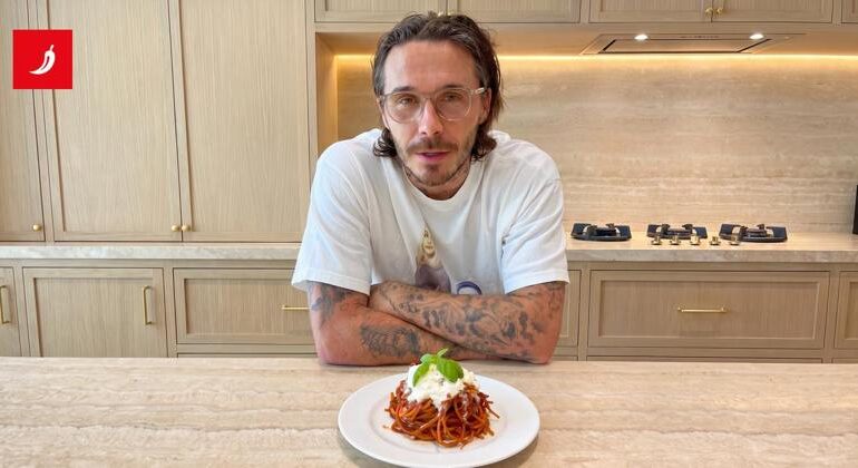 Pasta con panna e un’intera testa d’aglio: piovono critiche