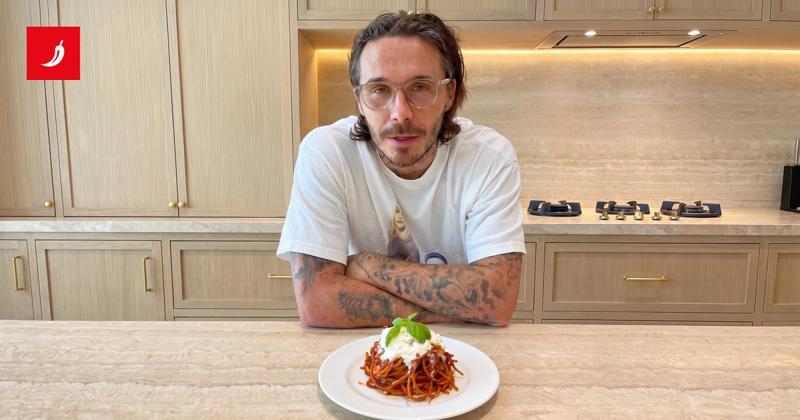 Pasta con panna e un’intera testa d’aglio: piovono critiche