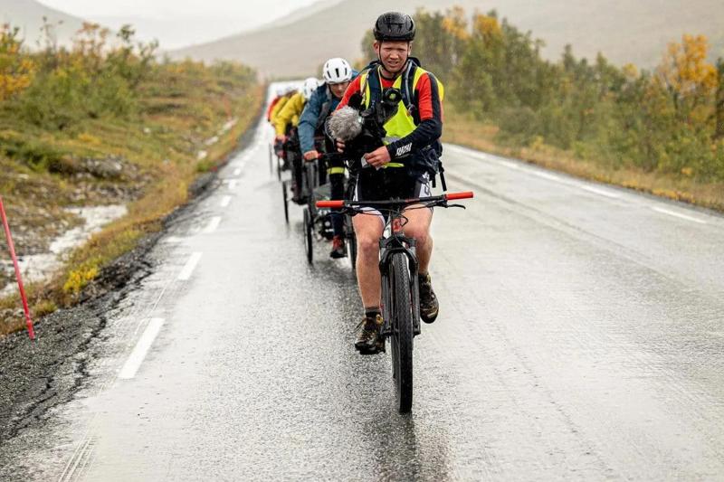 None Matias Myklebust pedala e filma a 71 grader nord