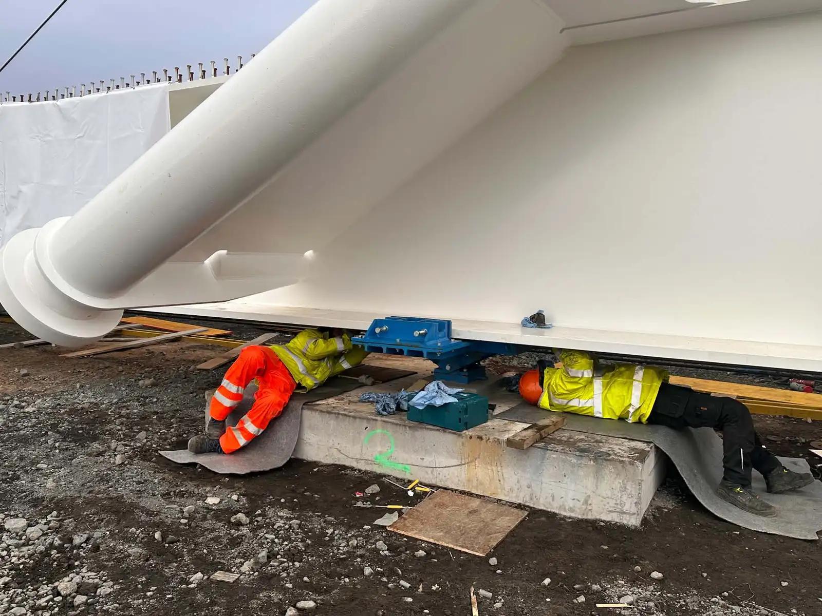 Nella foto si vedono dipendenti di ÞG verktakar al lavoro sul nuovo ponte sull’Ölfusá.