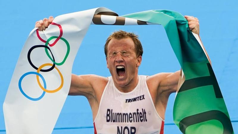 Foto: NTB Tokyo, Giappone, 26/07/2021. Kristian Blummenfelt esulta per la vittoria e la medaglia d’oro olimpica nel triathlon maschile all’Odaiba Marine Park di Tokyo, in Giappone, in occasione delle Olimpiadi di Tokyo 2021, lunedì. Foto: Lise Åserud / NTB