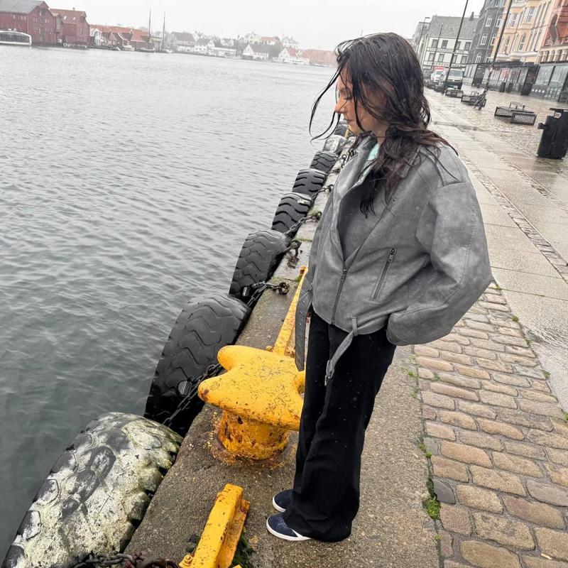 Foto: Thomas Halleland / NRK Una ragazza è in piedi su un molo
