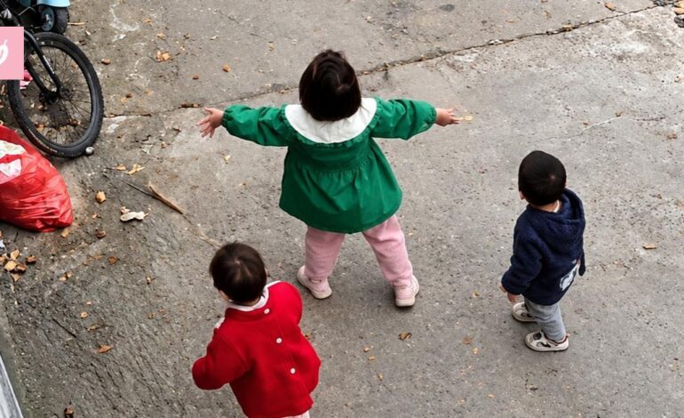 Bambina di 4 anni protegge i fratellini da un veicolo