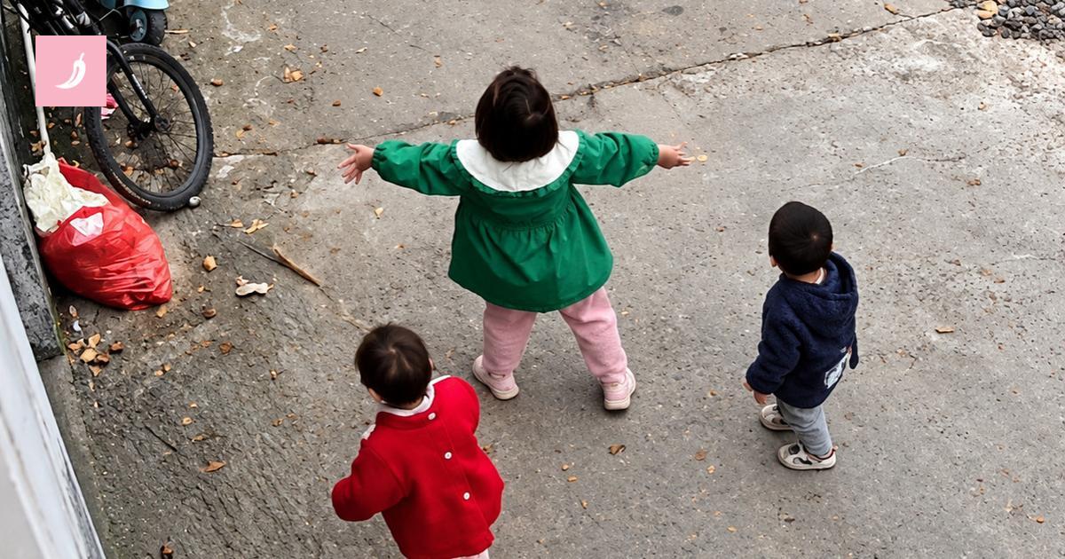 Bambina di 4 anni protegge i fratellini da un veicolo