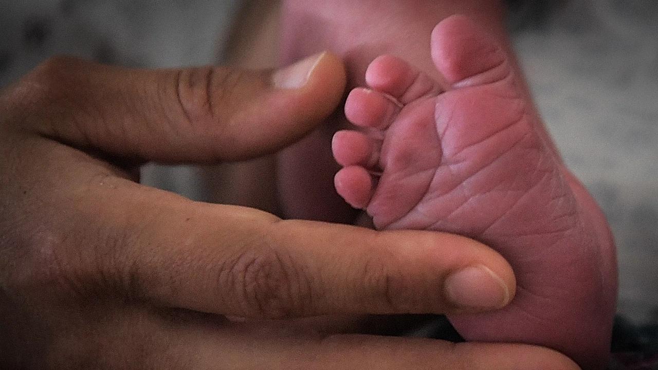 Parto sul treno in corsa: un neonato nasce durante il viaggio
