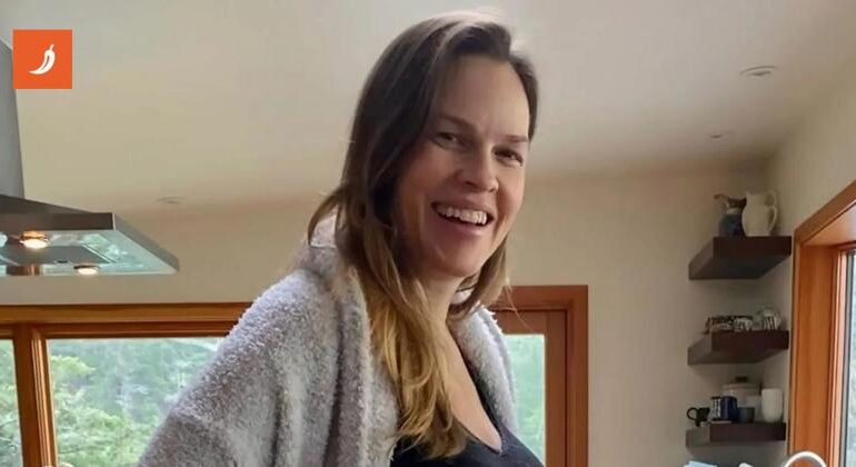 Hilary Swank aspetta il terzo figlio a 52 anni