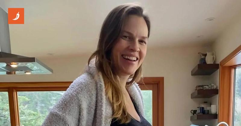 Hilary Swank aspetta il terzo figlio a 52 anni