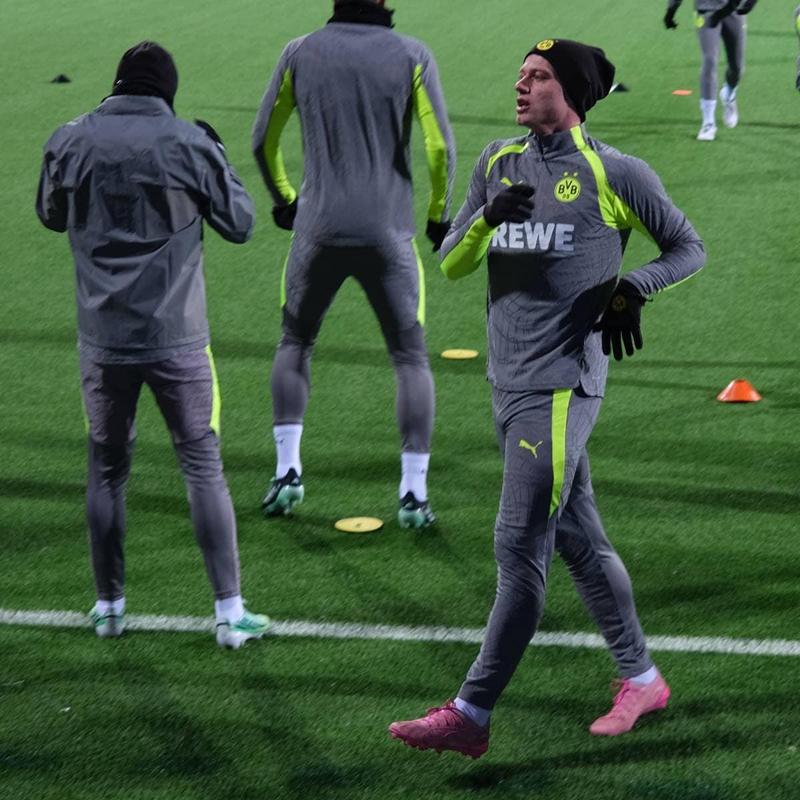 Foto: Marius Eriksen Guttormsen / NRK Calciatori con la tenuta da allenamento del Borussia Dortmund si allenano su un campo in erba. (La descrizione dell’immagine è stata generata da un servizio di IA)