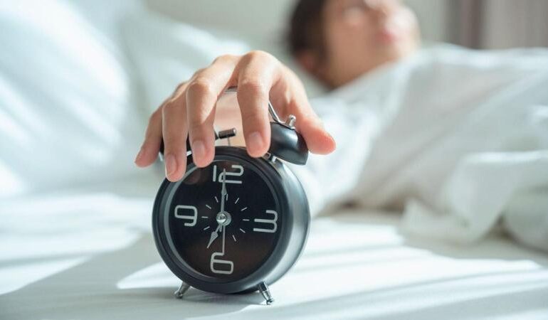 Ora solare o legale permanente: quale fa meglio al sonno?