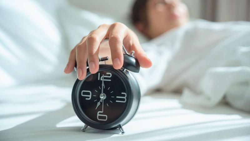 Ora solare o legale permanente: quale fa meglio al sonno?