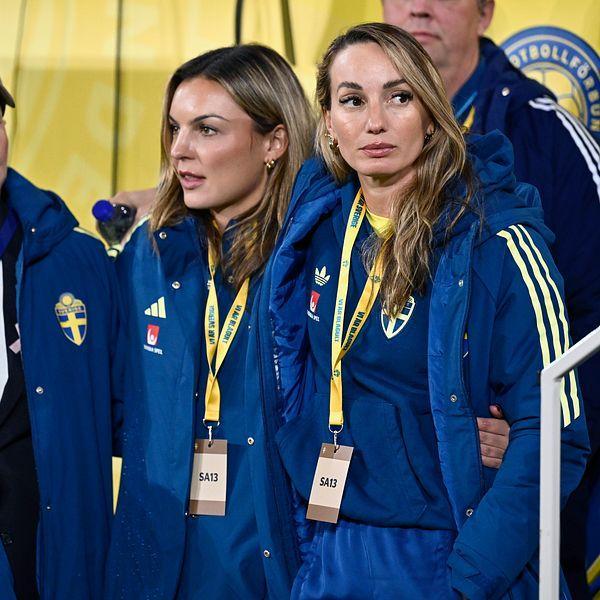 Foto: Pontus Lundahl/TT Kosovare Asllani con due dirigenti della nazionale svedese in giacche blu