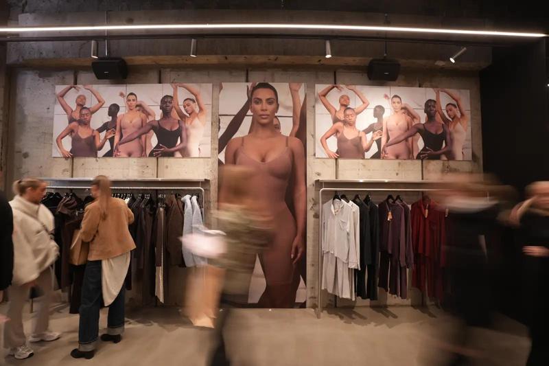 Skims resterà al Kringlan almeno fino al prossimo anno. Skims, il marchio di abbigliamento di Kim Kardashian, ha aperto al Kringlan il 15 ottobre 2026. Molte persone erano in fila prima dell’apertura.