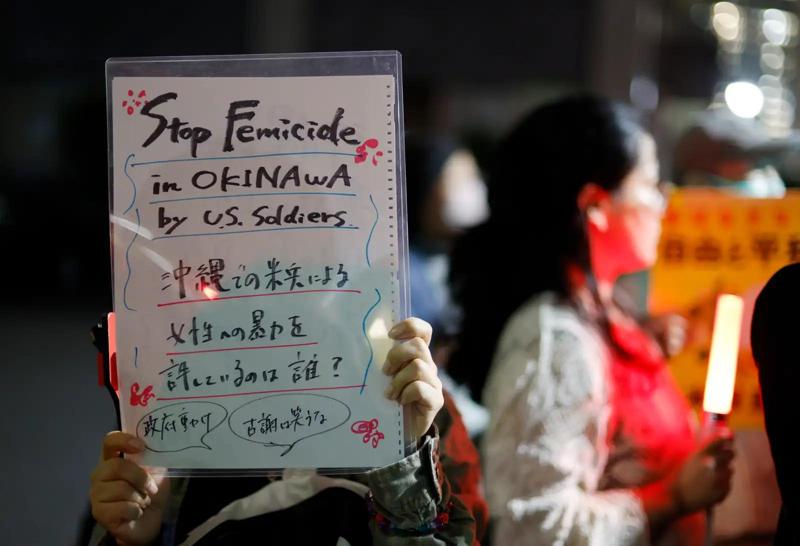Il 5 ottobre scorso i manifestanti si sono radunati davanti all’ufficio del Primo ministro a Tokyo per protestare contro l’omicidio di Anna Yagi. epa13282942 Manifestanti partecipano a una manifestazione davanti all’ufficio del Primo ministro a Tokyo, Giappone, il 5 ottobre 2026. I manifestanti si sono radunati davanti all’ufficio del Primo ministro dopo che un marine statunitense ventenne, di stanza presso la base aerea di Futenma dell’esercito statunitense a Okinawa, è stato arrestato con l’accusa di rapina e omicidio di una donna del posto. EPA/FRANCK ROBICHON