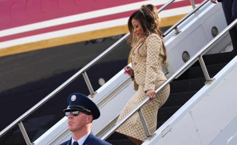 Nicki Minaj scende dall’Air Force One con Trump in Gucci