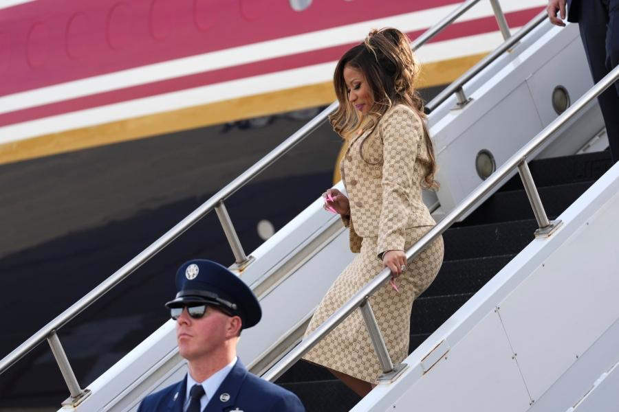 Nicki Minaj scende dall’Air Force One con Trump in Gucci
