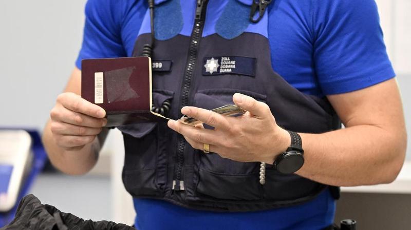 Passaporti falsi: bastano 10 secondi per scoprire i primi indizi
