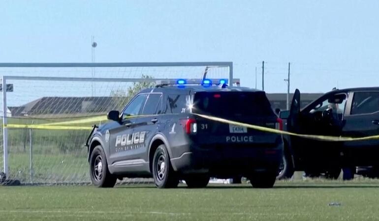 Pick-up travolge una partita di calcio: morti un bambino e un uomo