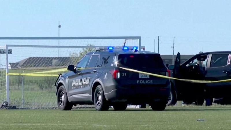 Pick-up travolge una partita di calcio: morti un bambino e un uomo