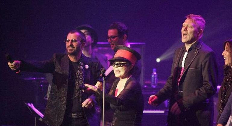 Un ex sindaco islandese canta «Give Peace a Chance» con Ringo Starr