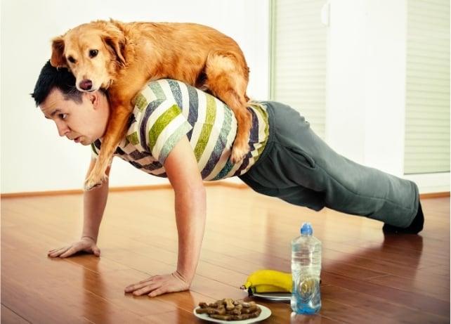 None Uomo che fa flessioni con un cane sulla schiena