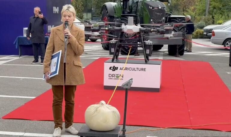 Un drone solleva una forma di formaggio da quasi 31 kg