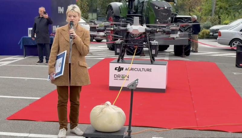 Un drone solleva una forma di formaggio da quasi 31 kg