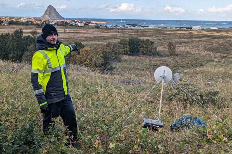 Foto: Privat Il ricercatore Aiden Morrison è all’aperto sulla costa accanto a un’antenna GPS avanzata