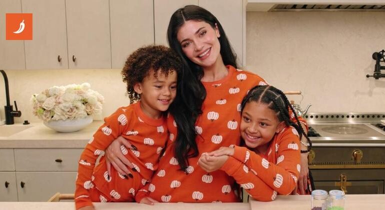 Biscotti di Halloween e costumi: il momento in famiglia di Kylie Jenner