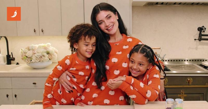 Biscotti di Halloween e costumi: il momento in famiglia di Kylie Jenner