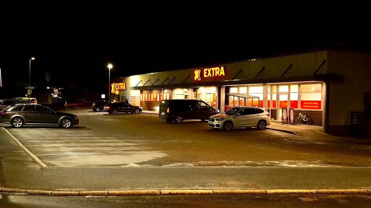 Foto: Brynjar Mangor Myrtveit Osgjerd / NRK Parcheggio davanti a un negozio Extra di sera, con auto parcheggiate davanti all’edificio. (La descrizione dell’immagine è stata generata da un servizio di IA)