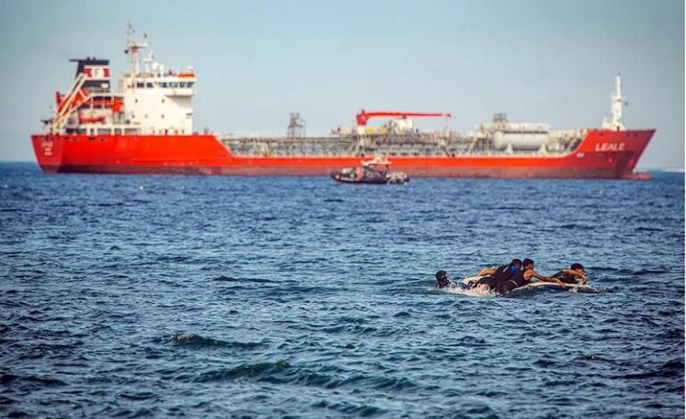 Migranti su un materassino bucato: poi i corpi senza nome
