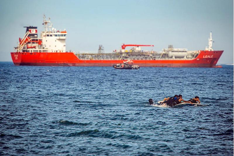 Migranti su un materassino bucato: poi i corpi senza nome