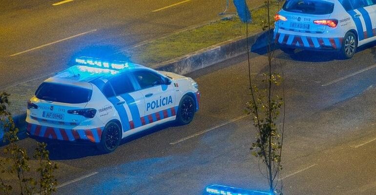 Incidente mortale dopo un rapporto in auto: il conducente fugge
