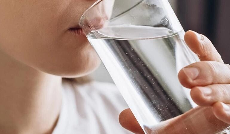Microplastiche nell’acqua: bollirla può rimuoverne fino al 90%