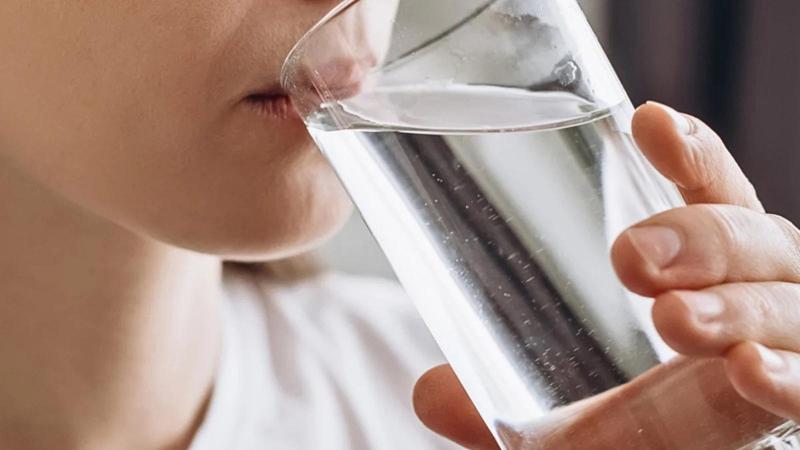 Microplastiche nell’acqua: bollirla può rimuoverne fino al 90%