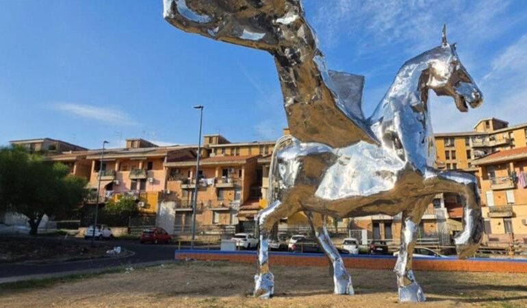 Pegaso, la scultura che trasforma il simbolo di Librino
