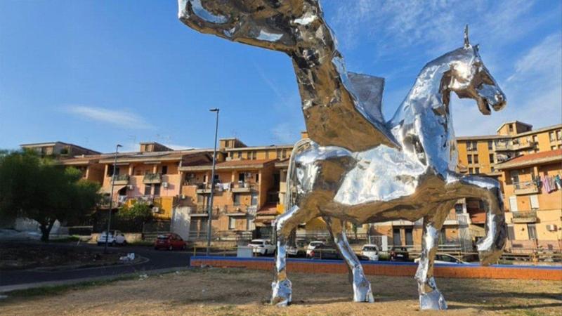 Pegaso, la scultura che trasforma il simbolo di Librino