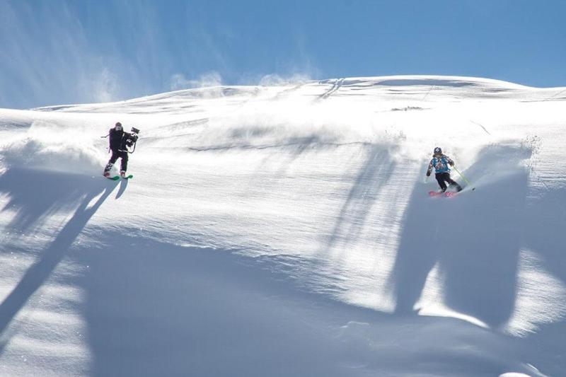 None Matias filma mentre scende con gli sci lungo una ripida montagna
