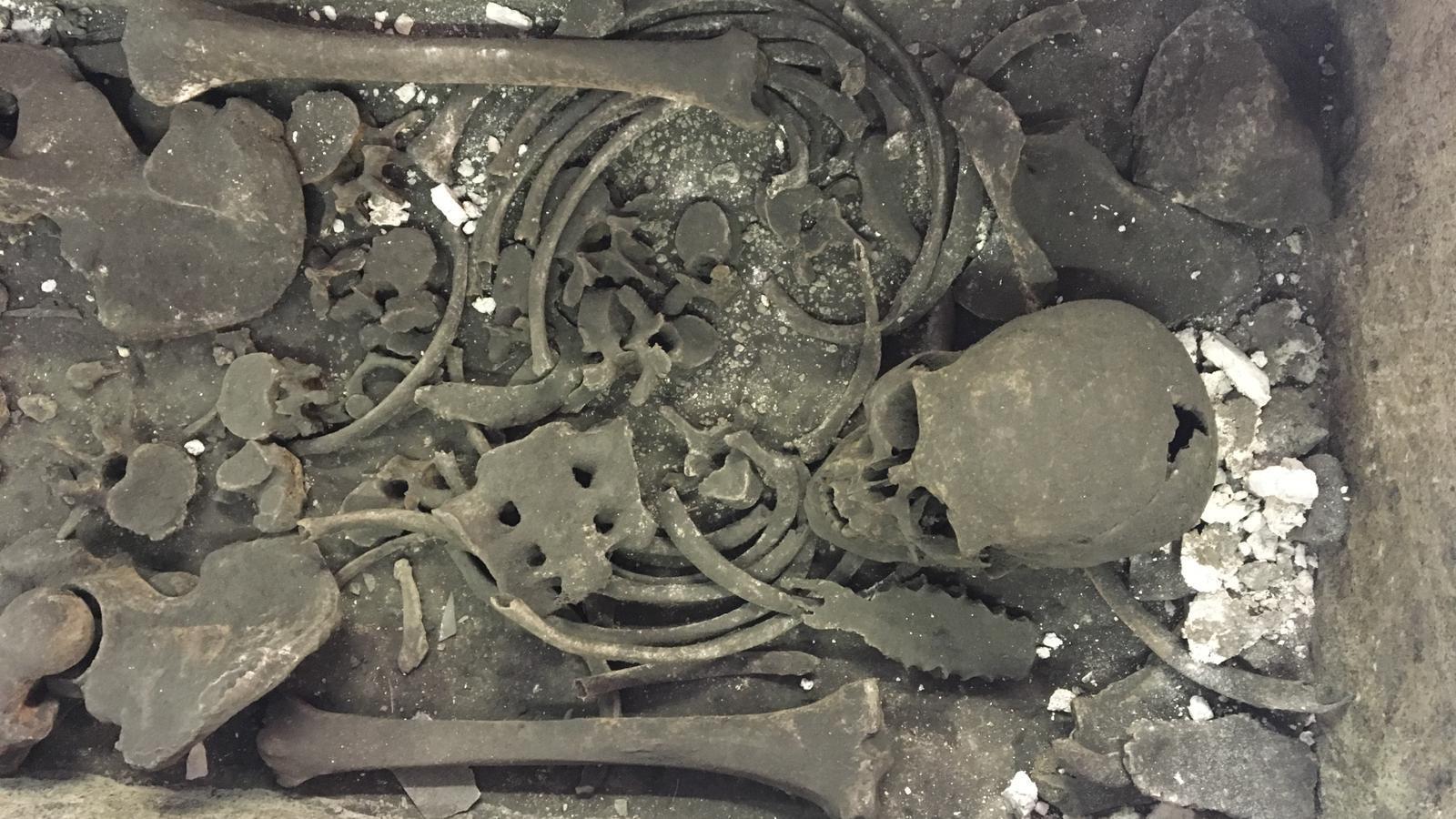 Sarcofago romano riutilizzato per la tomba di un abate