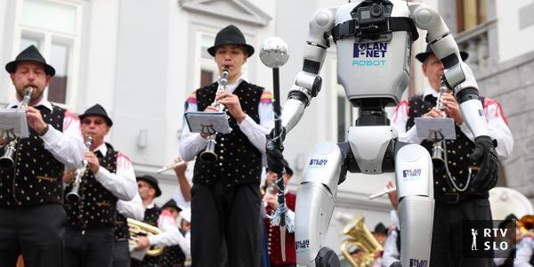 Un robot umanoide dirige una banda durante una sfilata