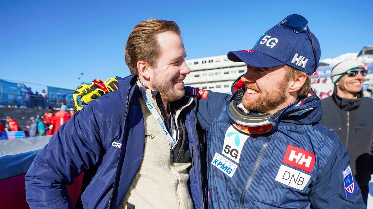 Foto: Lise Åserud / NTB Due uomini in abbigliamento da sci sono insieme all’aperto e sorridono in una soleggiata giornata invernale. (La descrizione dell’immagine è stata generata da un servizio di IA)