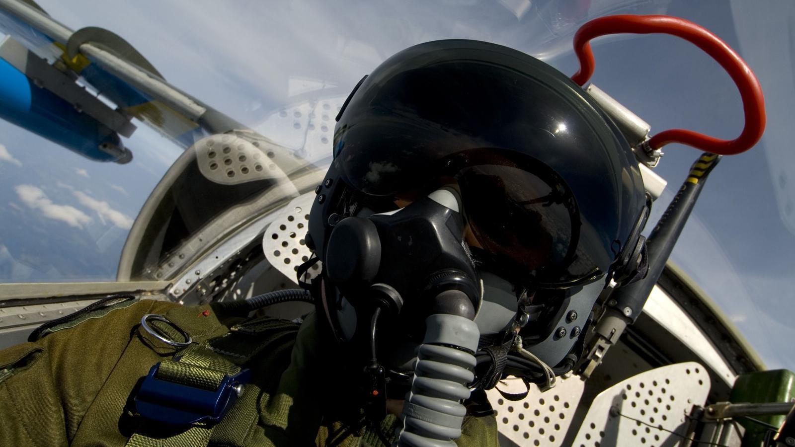 Mal di testa da emicrania: la causa era un casco troppo stretto
