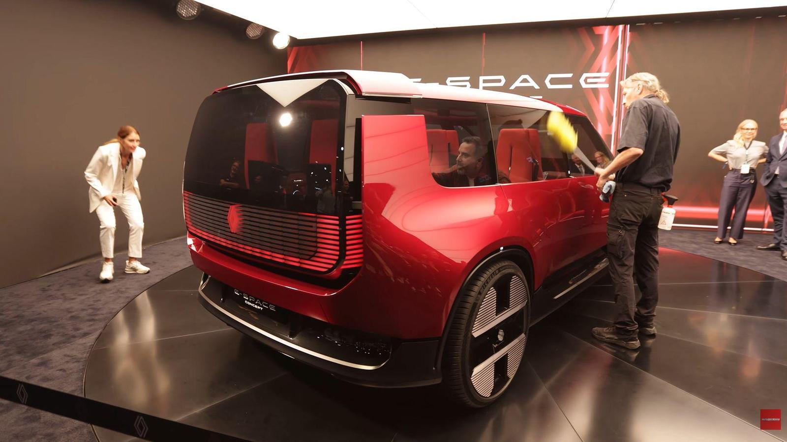 Gauvin afferma che il concept E-space è anche un’occasione per verificare le reazioni del pubblico alle nuove idee per gli interni dell’auto. Sulla base dei riscontri, Renault valuterà quali soluzioni vale la pena sviluppare per i modelli futuri. Foto: MMC RTV SLO/Avtomobilnost Gauvin afferma che il concept E-space è anche un’occasione per verificare le reazioni del pubblico alle nuove idee per gli interni dell’auto. Sulla base dei riscontri, Renault valuterà quali soluzioni vale la pena sviluppare per i modelli futuri. Foto: MMC RTV SLO/Avtomobilnost