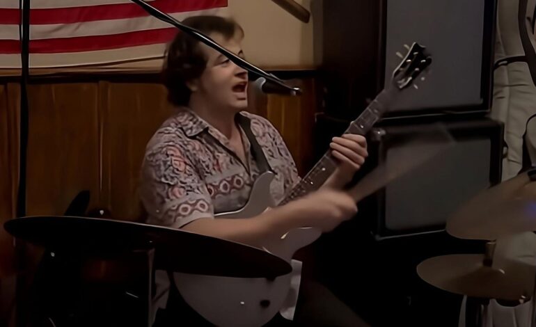 Batteria, chitarra e voce: la cover di «War Pigs» in solitaria