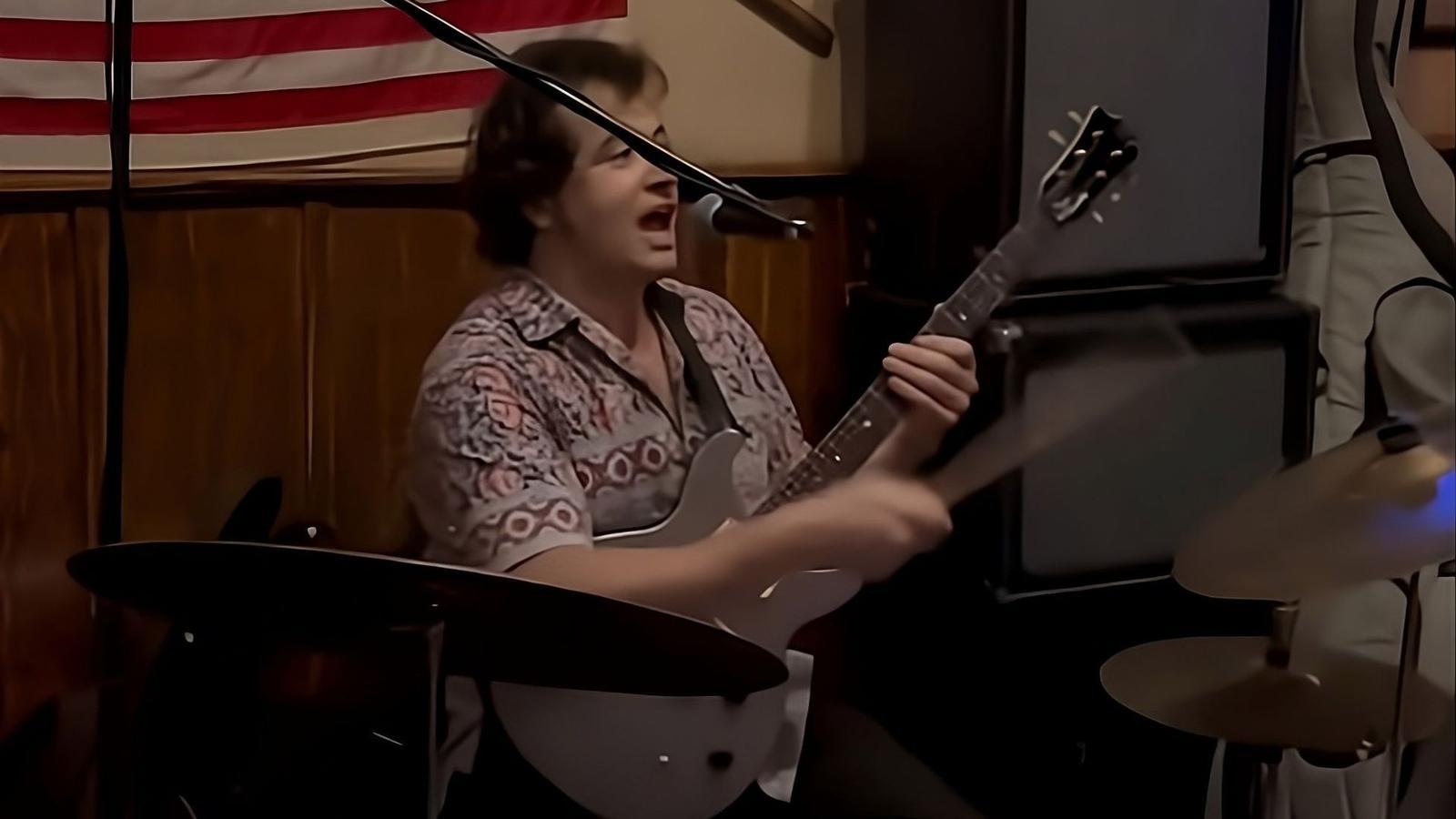 Batteria, chitarra e voce: la cover di «War Pigs» in solitaria