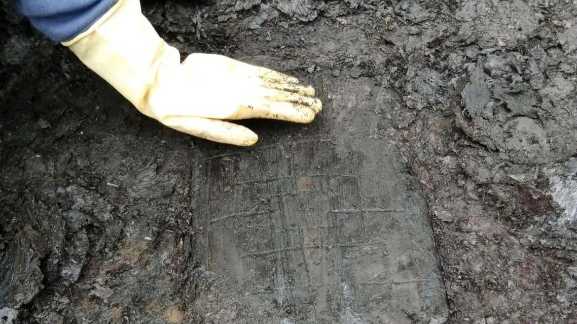 Una pala da forno medievale nascondeva un tavoliere da gioco