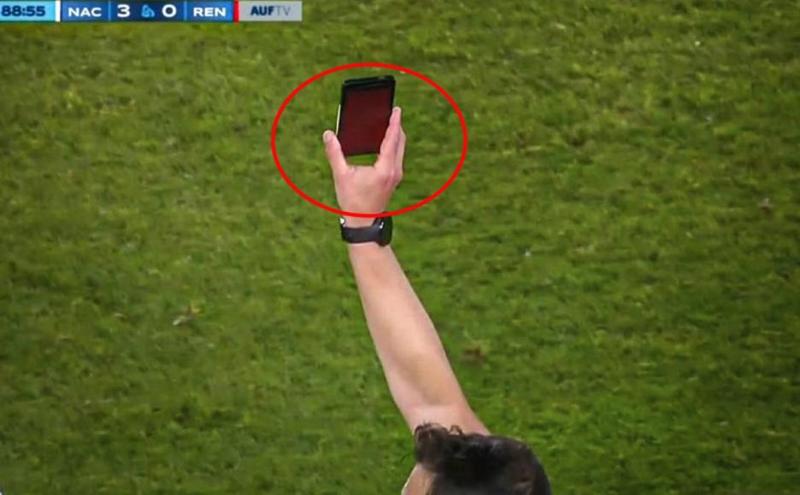 None Nel finale della partita, l’arbitro ha dovuto mostrare anche il cartellino rosso sul dispositivo (Screenshot)