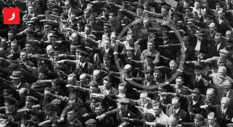 La foto dell’uomo che non fa il saluto nazista: chi è?