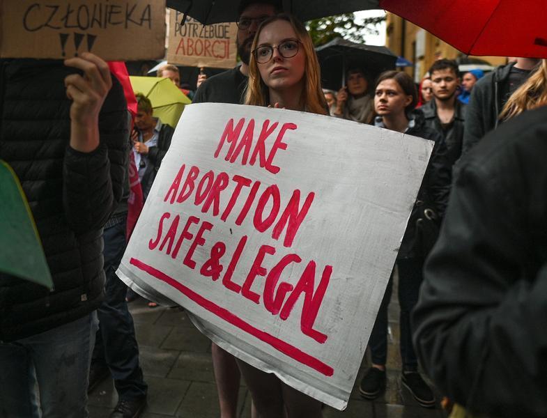 Aborto in Polonia, il Parlamento approva 2 riforme limitate