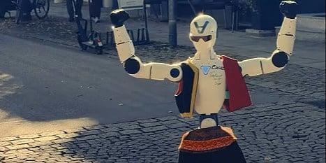 Robot umanoide in abito tradizionale saluta i passanti